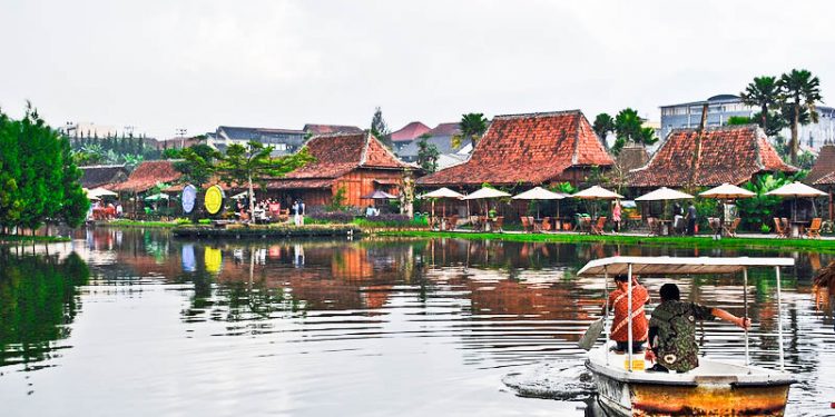 Sensasi Belanja Diatas Air, Cuma Ada Di Floating Market Bandung