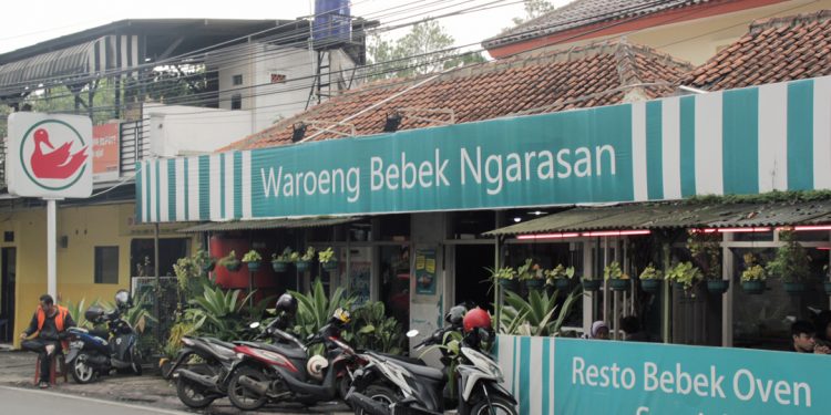 Lezatnya Bebek Oven Spesial Pertama di Bandung