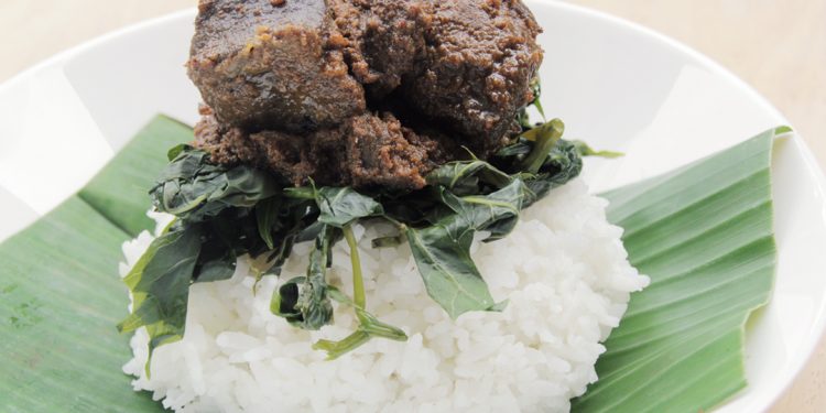 Makan Rendang Sambil Ngopi di Dapur Suamistri